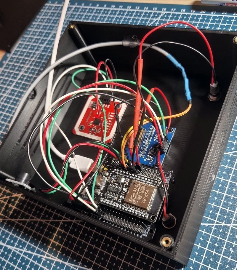 Selbst gebautes Gerät von innen: ESP32-Board, RFID-Leser und Relais, sauber verdrahtet im eigenen Gehäuse