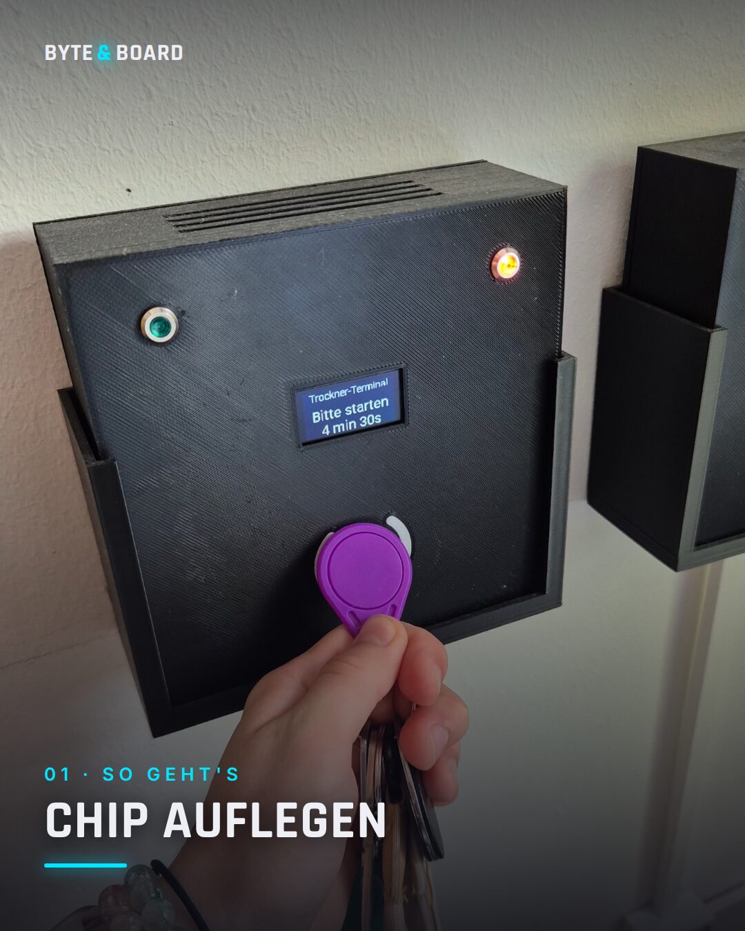 Chip wird an die Waschmaschine gehalten